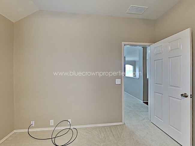 Building Photo - 2440 Kingsley Dr