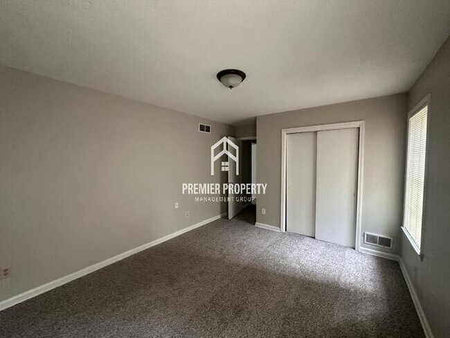 Building Photo - 2777 Chiswood St