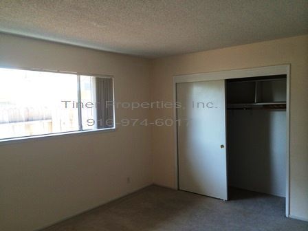 Building Photo - Charming Two Bedroom Duplex in Fair Oaks