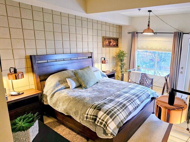 Building Photo - 400 N Richmond St