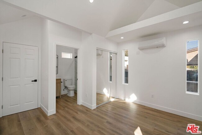 Building Photo - 607 E Fairview Blvd