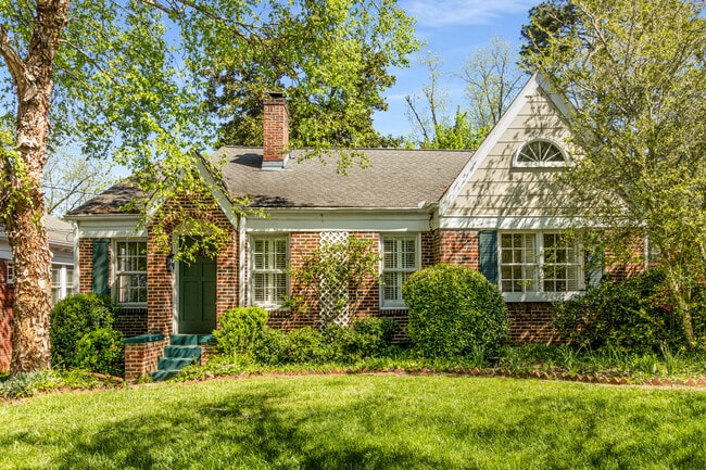 Building Photo - 666 Yorkshire Rd NE