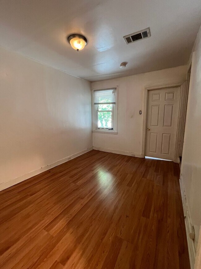 Building Photo - Spacious 2 Bedroom House Coming Soon 07/01