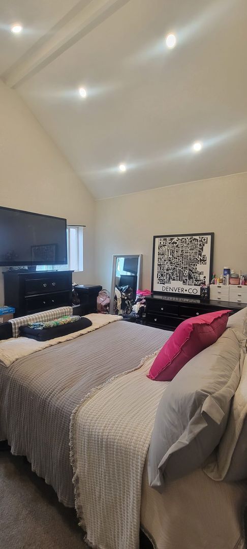 Building Photo - Pre-Lease Avail. 06/01 - Open & Bright, Updated Flooring, W/D Available