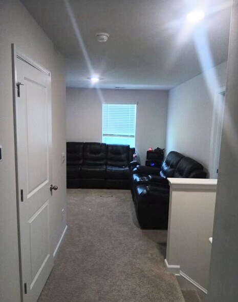 Building Photo - 271 Lilys Pl