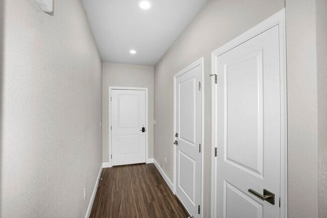 Building Photo - 7628 Woodford Ave