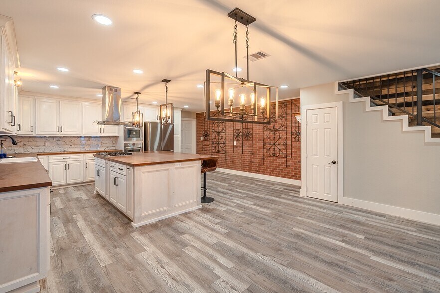 Building Photo - 722 Riveredge Dr