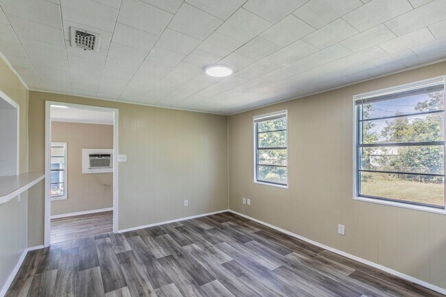 Building Photo - 207 N Avenue U