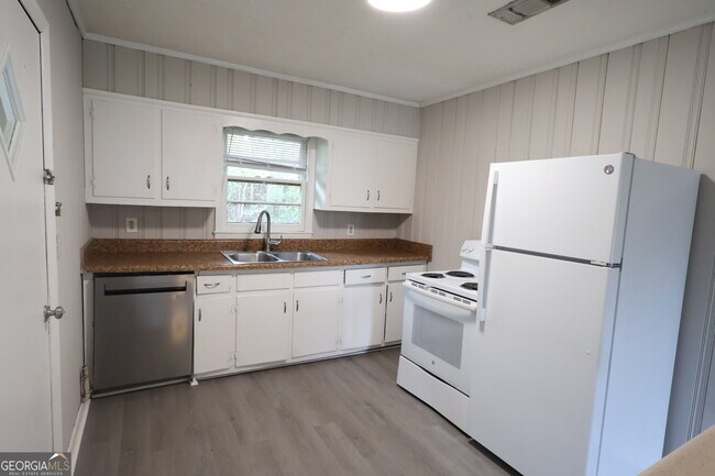 Building Photo - 351 Brook St