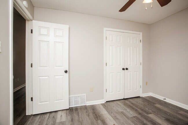 Building Photo - 7832 Sarah Ann Dr S