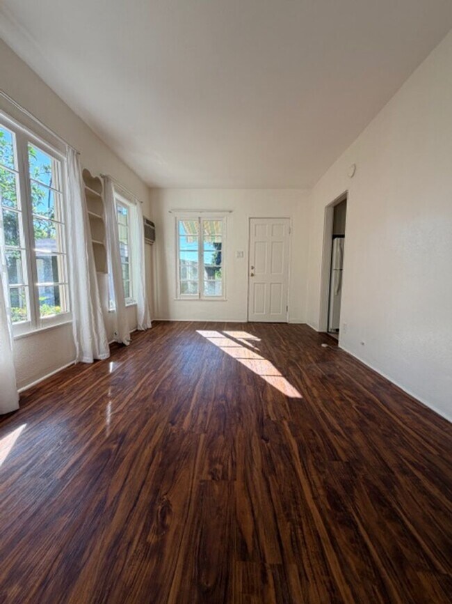 Building Photo - 251ivy