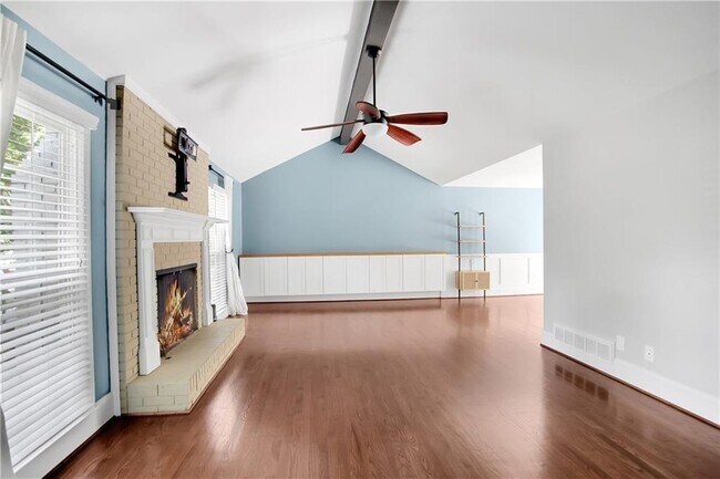 Building Photo - 455 Persimmon Ln
