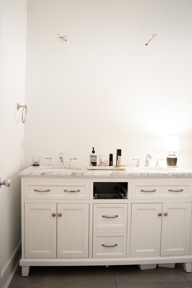 Building Photo - 424 36th Ave N