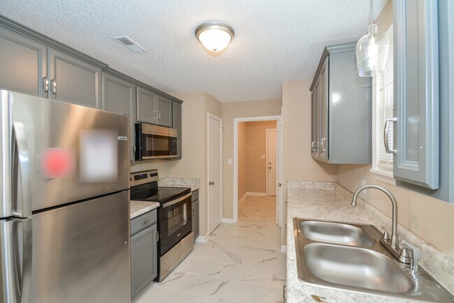 Building Photo - 346 Woodale Dr