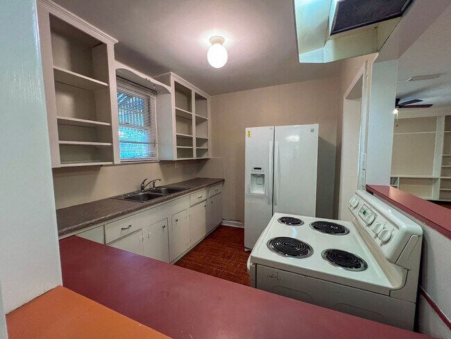 Building Photo - 2/2 House Walking Distance to Campus - Available Fall 2026!