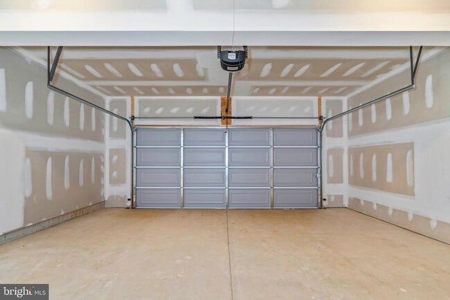 Building Photo - 873 Mapleton Ave