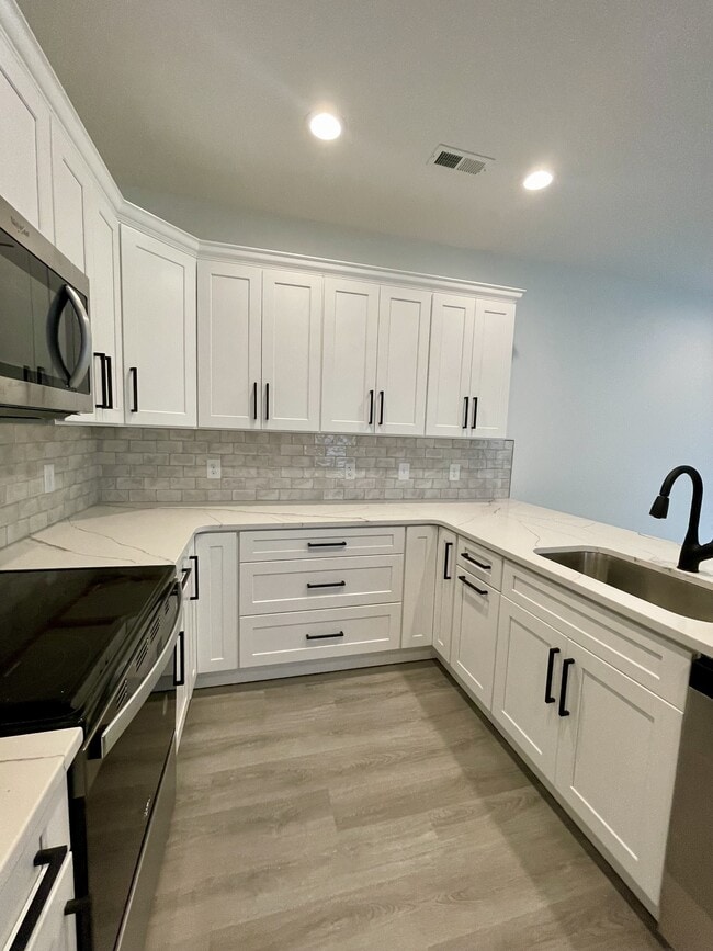 Building Photo - 128 Independence Ln