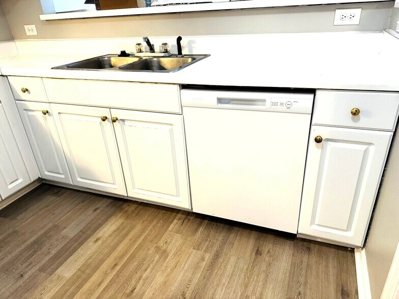 Building Photo - 5551 Robmont Dr