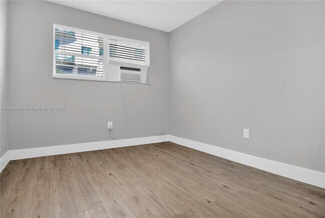 Building Photo - 1315 NE Miami Ct