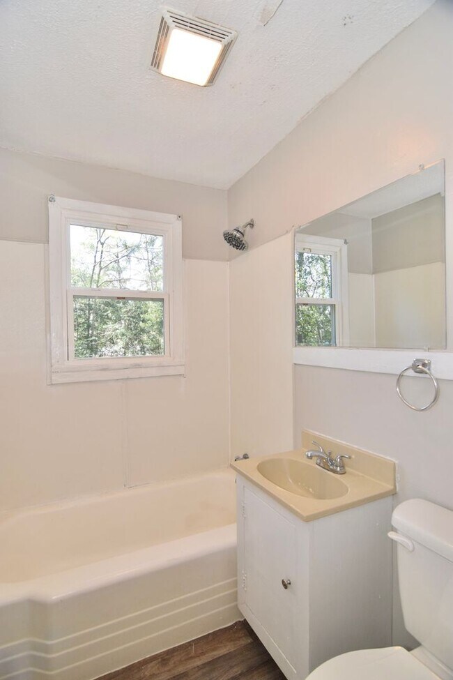 Building Photo - 667 Lorraine Dr