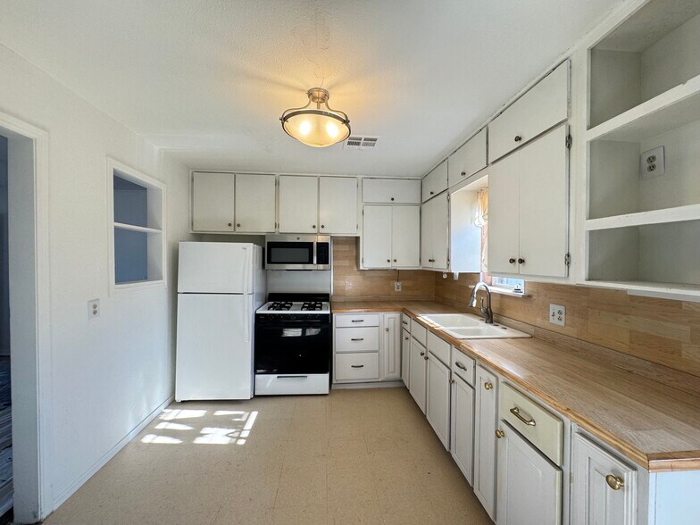 Building Photo - 3340 SW 23rd St