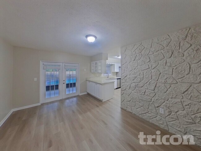 Building Photo - 2218 Village Ct