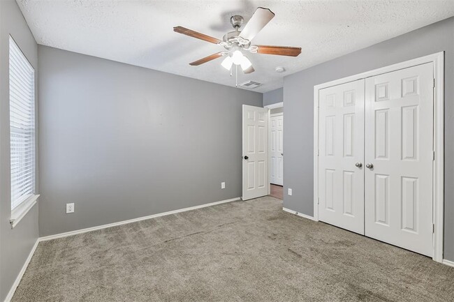 Building Photo - 9502 Belleclaire Ln