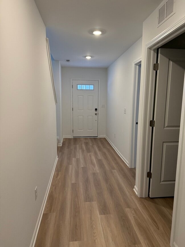 Building Photo - 287 Kingsport Dr