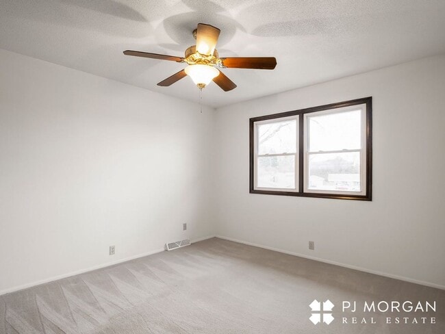 Building Photo - 3 Bed 3 Bath Duplex - Available now