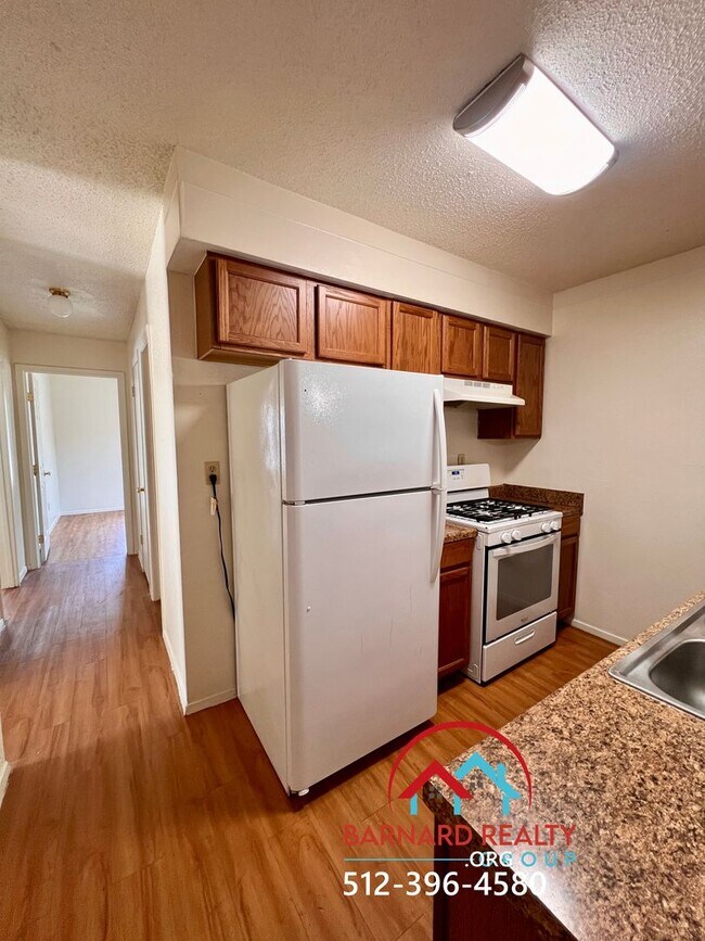 Building Photo - Available Now: 2 bed/1 bath duplex with fenced yard available now!