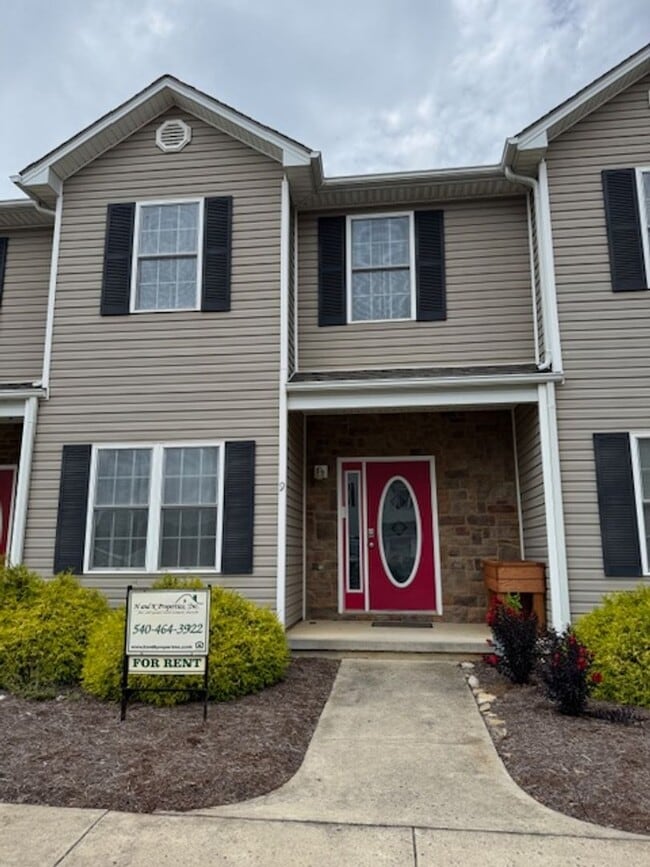 Primary Photo - Renovated Townhouse in The Pinnacle Subdiv...