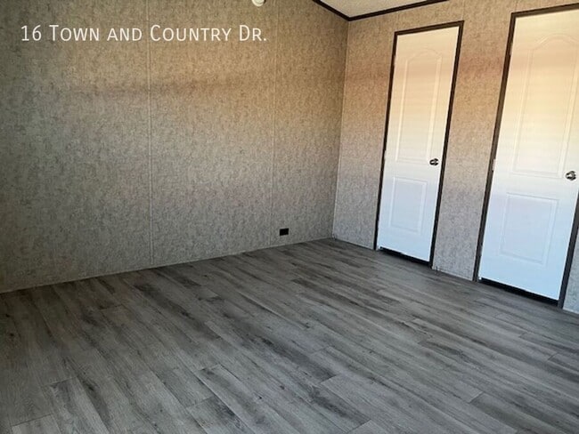 Building Photo - 16 Town and Country Dr