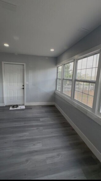 Building Photo - 803 E Cayuga St