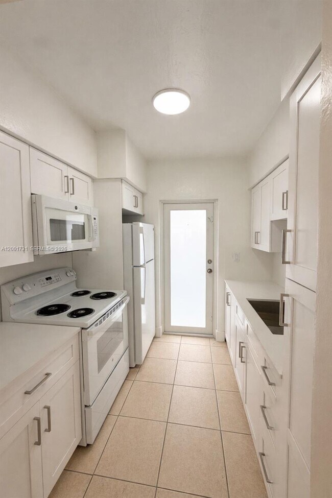 Building Photo - 935 Bay Dr