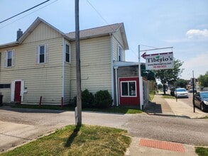 Building Photo - 2 Bedroom, 1 Bathroom Apartment