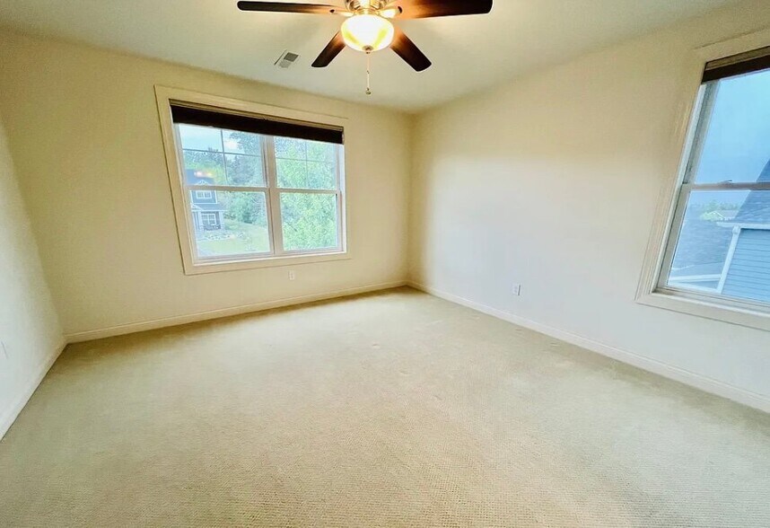 Building Photo - 16499 Beverly Dr