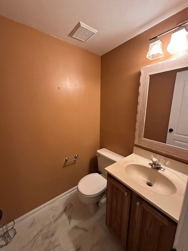 Building Photo - Beautiful 3BR/2.5BA Townhome
