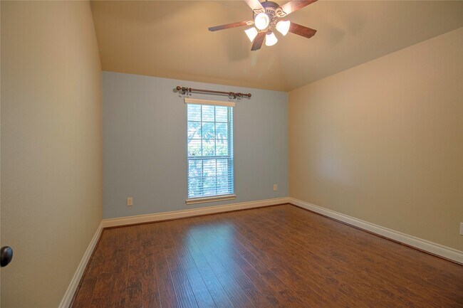 Building Photo - 2019 Sunset Springs Dr