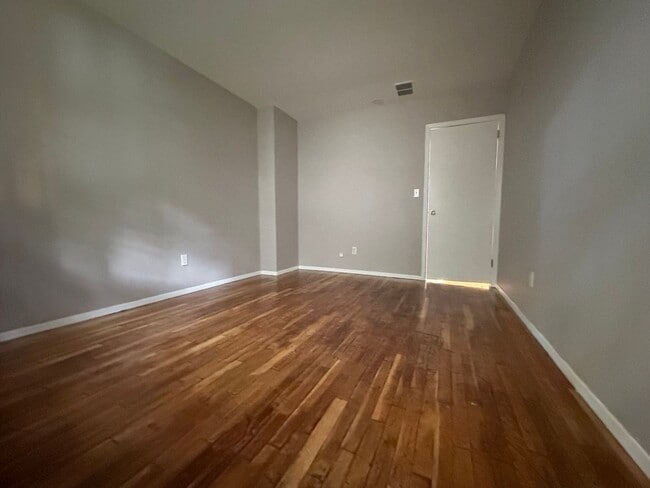 Building Photo - Charming 3 Bed with 2 Baths