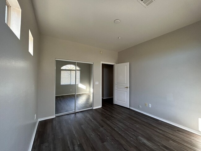 Building Photo - 955 E Knox Rd