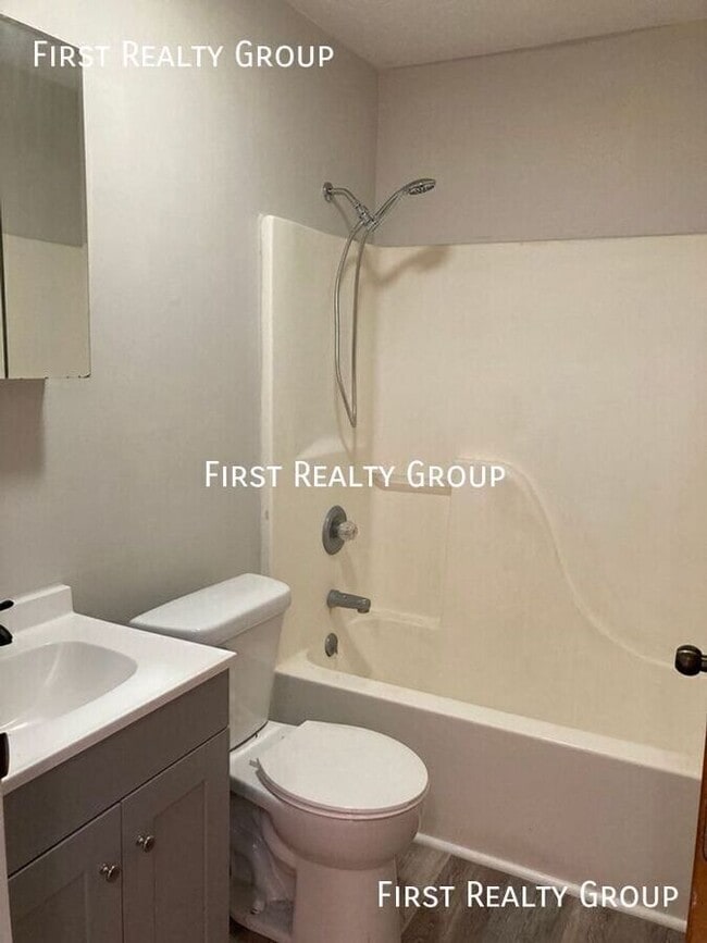 Building Photo - 904 Forest Ave