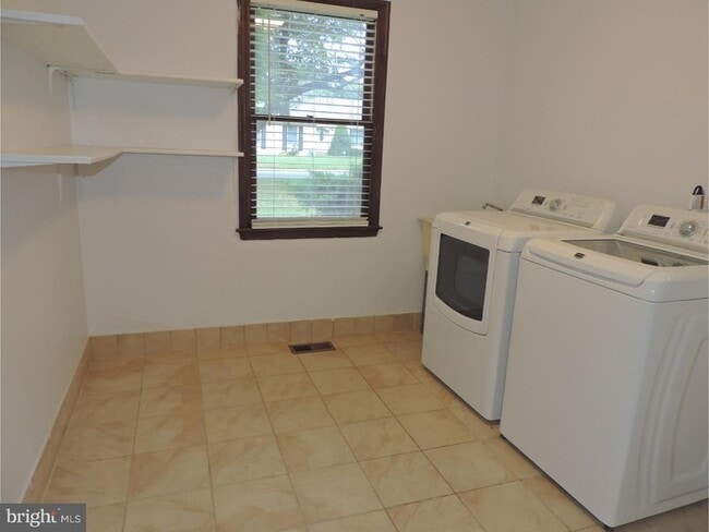 Building Photo - 27 Stuyvesant Dr