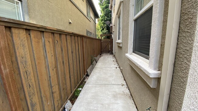 Building Photo - Mountain House Home Spacious 4 Bedroom, 3.5 Bath Home with Bonus Loft