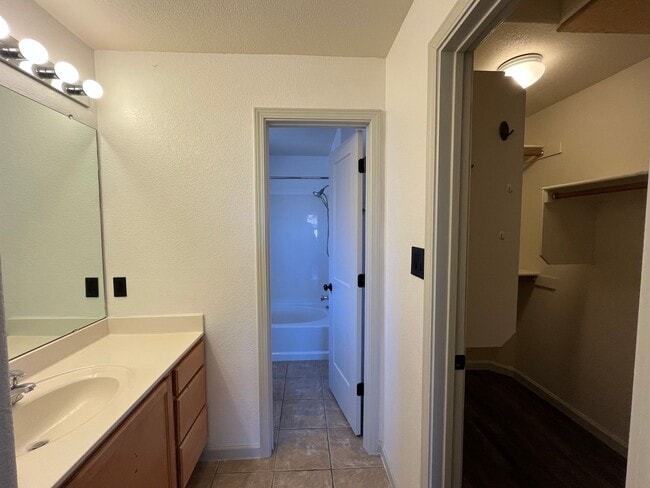 Building Photo - Modern 2 Bedroom 2 Bathroom NW Home In A G...