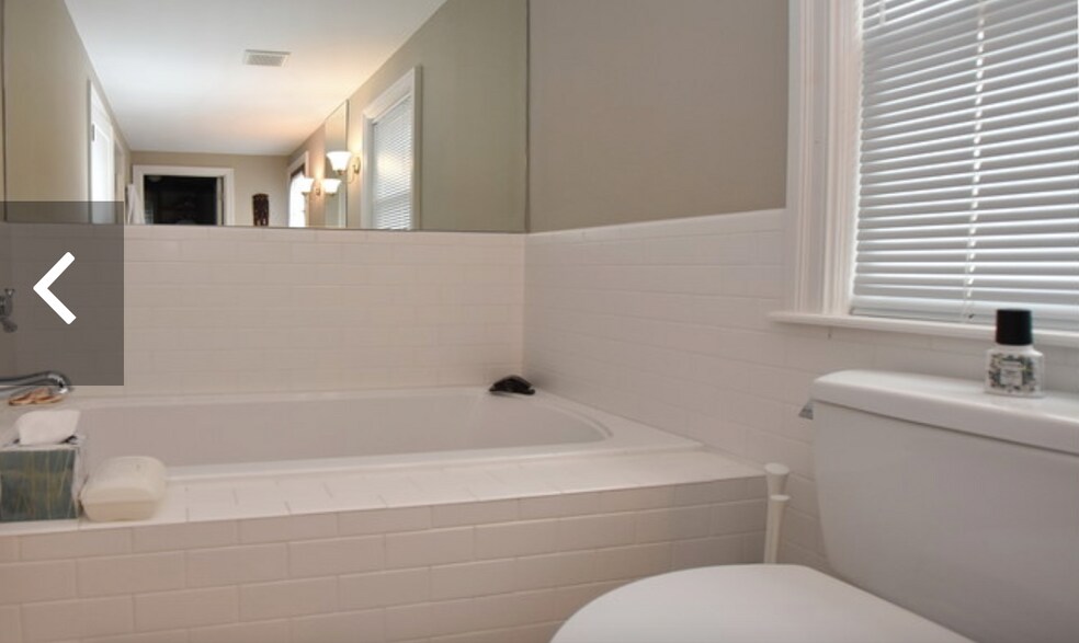 Bathroom - tub - 997 Henrietta St