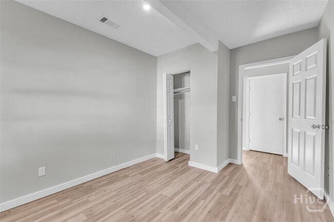 Building Photo - 832 W 44th St