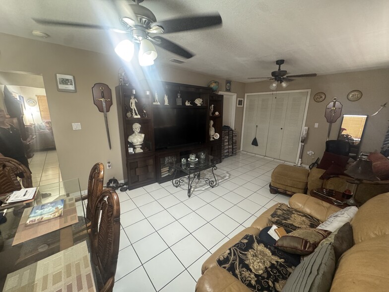 Building Photo - 401 SW 78th Pl