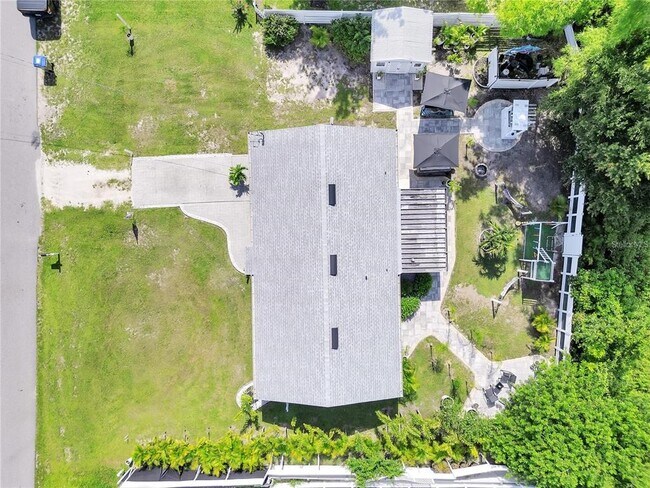 Building Photo - 4754 Lake Shore Dr