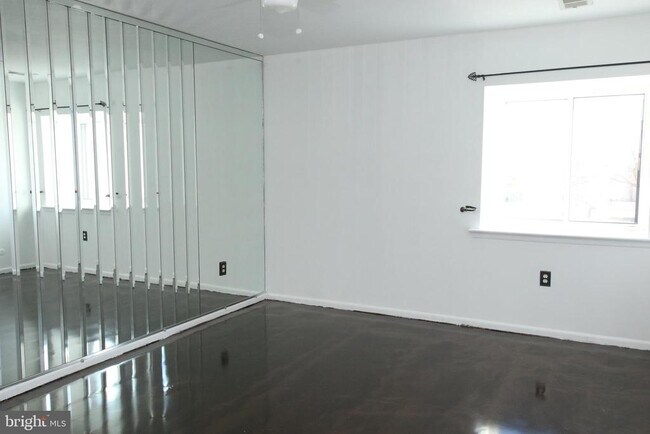 Building Photo - 210 James Ct