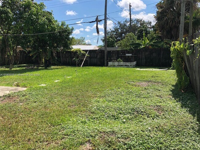 Building Photo - 5810 SW 38th Ct